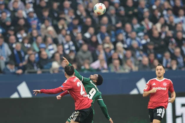 Berkay Yilmaz (1.FC Nürnberg) und Moussa Sylla (FC Schalke 04) beim Spiel der 2. Bundesliga (Saison 2025 26) FC Schalke 04 - 1. FC Nürnberg Copyright: Thomas Pakusch