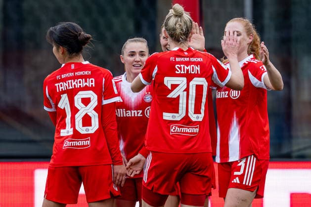 Die Muenchnerinnen bejubeln mit Klara Buehl (FC Bayern Muenchen Frauen, 17) deren Tor zum 3:0 GER, FC Bayern Muenchen Frauen vs. Hamburger SV, Fussball, Google Pixel Frauen-Bundesliga, 13. Spieltag, Saison 2025 2026, 14.12.2025. (DFL DFB REGULATIONS PROHIBIT ANY USE OF PHOTOGRAPHS as IMAGE SEQUENCES and or QUASI-VIDEO). GER, FC Bayern Muenchen Frauen vs. Hamburger SV, Fussball, Google Pixel Frauen-Bundesliga, 13. Spieltag, Saison 2025 2026, 14.12.2025. Muenchen Copyright: xEibner-Pressefoto HeikexFeinerx EP_HFR