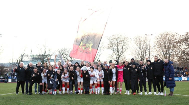 BAU 14.12.2025 Stuttgart Fußball Frauen VfB Stuttgart vs. SC Sand, die Stuttgarterinnen feiern die Herbstmeisterschaft