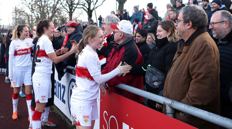 BAU 14.12.2025 Stuttgart Fußball Frauen VfB Stuttgart vs. SC Sand, Vprn Linettr Hofmann (VfB) bei den Fans