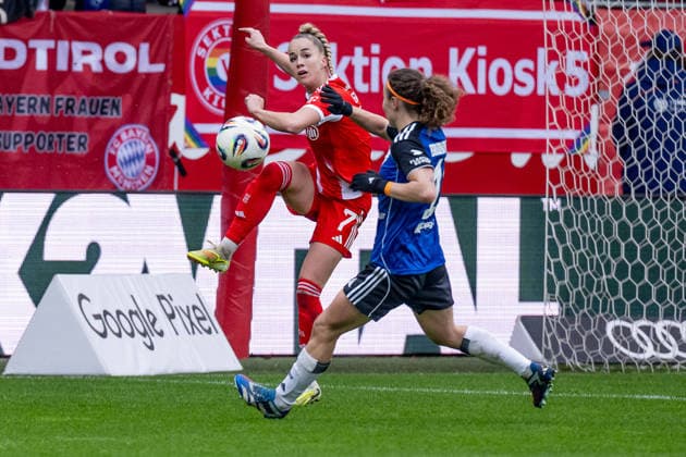 Giulia Gwinn (FC Bayern Muenchen Frauen, 07) klaert vor Melanie Brunnthaler (Hamburger SV, 11) GER, FC Bayern Muenchen Frauen vs. Hamburger SV, Fussball, Google Pixel Frauen-Bundesliga, 13. Spieltag, Saison 2025 2026, 14.12.2025. (DFL DFB REGULATIONS PROHIBIT ANY USE OF PHOTOGRAPHS as IMAGE SEQUENCES and or QUASI-VIDEO). GER, FC Bayern Muenchen Frauen vs. Hamburger SV, Fussball, Google Pixel Frauen-Bundesliga, 13. Spieltag, Saison 2025 2026, 14.12.2025. Muenchen Copyright: xEibner-Pressefoto HeikexFeinerx EP_HFR