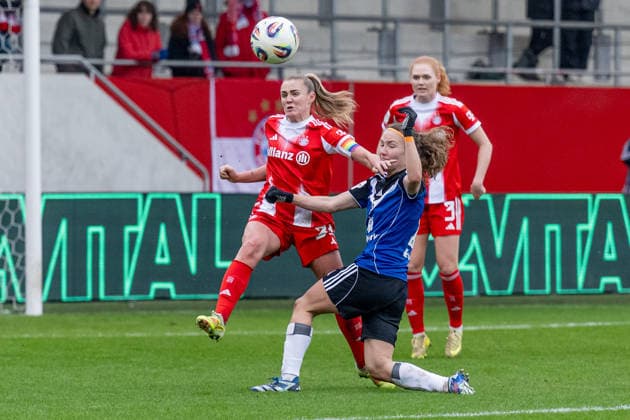 Kampf um den Ball Zweikampf zwischen Georgia Stanway (FC Bayern Muenchen Frauen, 31) und Melanie Brunnthaler (Hamburger SV, 11) GER, FC Bayern Muenchen Frauen vs. Hamburger SV, Fussball, Google Pixel Frauen-Bundesliga, 13. Spieltag, Saison 2025 2026, 14.12.2025. (DFL DFB REGULATIONS PROHIBIT ANY USE OF PHOTOGRAPHS as IMAGE SEQUENCES and or QUASI-VIDEO). GER, FC Bayern Muenchen Frauen vs. Hamburger SV, Fussball, Google Pixel Frauen-Bundesliga, 13. Spieltag, Saison 2025 2026, 14.12.2025. Muenchen Copyright: xEibner-Pressefoto HeikexFeinerx EP_HFR