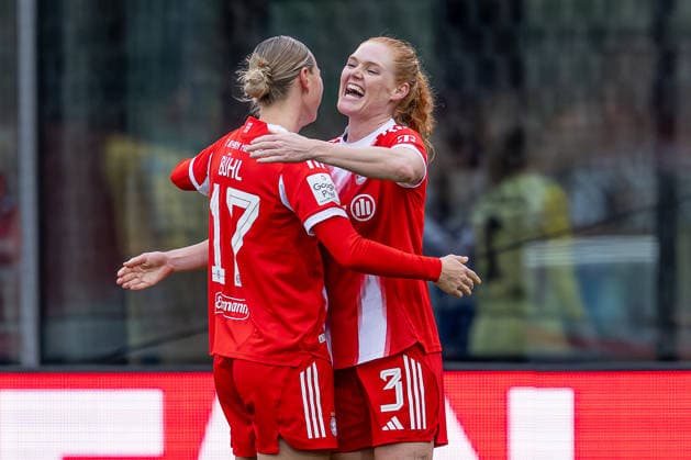 Stine Ballisager Pedersen (FC Bayern Muenchen Frauen, 03) bejubelt mit Klara Buehl (FC Bayern Muenchen Frauen, 17) deren Tor zum 3:0 GER, FC Bayern Muenchen Frauen vs. Hamburger SV, Fussball, Google Pixel Frauen-Bundesliga, 13. Spieltag, Saison 2025 2026, 14.12.2025. (DFL DFB REGULATIONS PROHIBIT ANY USE OF PHOTOGRAPHS as IMAGE SEQUENCES and or QUASI-VIDEO). GER, FC Bayern Muenchen Frauen vs. Hamburger SV, Fussball, Google Pixel Frauen-Bundesliga, 13. Spieltag, Saison 2025 2026, 14.12.2025. Muenchen Copyright: xEibner-Pressefoto HeikexFeinerx EP_HFR
