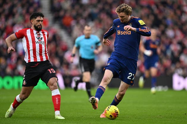 Sunderland v Newcastle United - Premier League Omar Alderete of Sunderland and Nick Woltemade of Newcastle United challenge during the Premier League match between Sunderland and Newcastle United at Stadium of Light on December 14, 2025 in Sunderland, England. Sunderland Stadium of Light England United Kingdom Copyright: xWillxPalmer Sportsphoto APLx 14144575