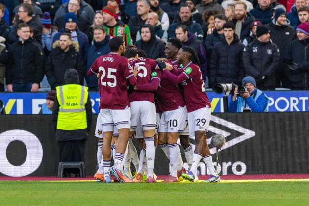 West Ham United v Aston Villa Premier League 14 12 2025. GOAL 1-0. West Ham United midfielder Mateus Fernandes (18) celebrates with teammates after scoring a goal during the Premier League match between West Ham United and Aston Villa at the London Stadium, London, England on 14 December 2025. London London Stadium England Editorial use only DataCo restrictions apply See www.football-dataco.com , Copyright: xToyinxOshodix PSI-23410-0019