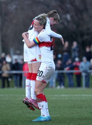 BAU 14.12.2025 Stuttgart Fußball Frauen VfB Stuttgart vs. SC Sand, Jana Beuschlein hebt Joy Castor (VfB) hoch