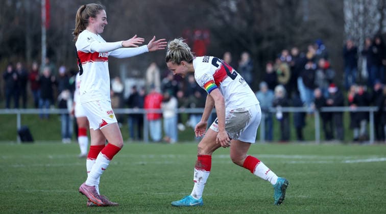 BAU 14.12.2025 Stuttgart Fußball Frauen VfB Stuttgart vs. SC Sand, v.l. Joy Castor und Jana Beuschlein hebt (VfB) freuen sich über den Sieg