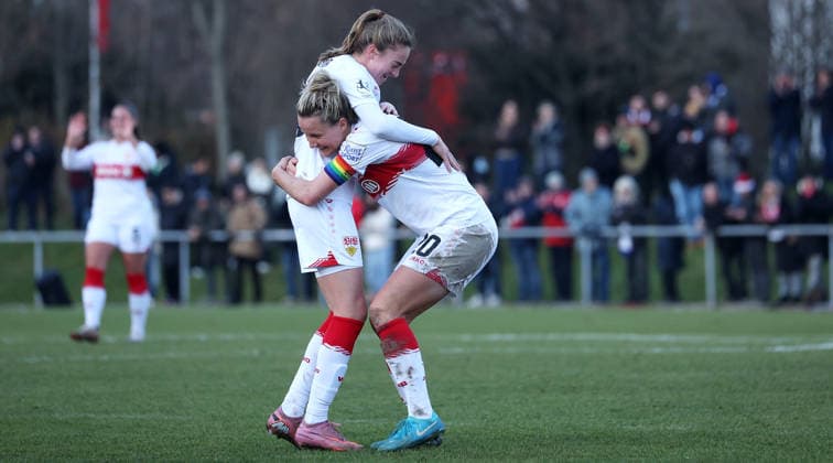 BAU 14.12.2025 Stuttgart Fußball Frauen VfB Stuttgart vs. SC Sand, Jana Beuschlein hebt Joy Castor (VfB) hoch