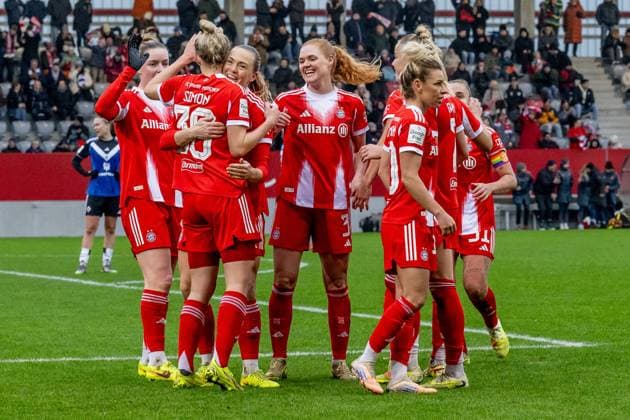 Die Muenchnerinnen bejubeln mit Pernille Harder (FC Bayern Muenchen Frauen, 21) deren Tor zum 5:0 GER, FC Bayern Muenchen Frauen vs. Hamburger SV, Fussball, Google Pixel Frauen-Bundesliga, 13. Spieltag, Saison 2025 2026, 14.12.2025. (DFL DFB REGULATIONS PROHIBIT ANY USE OF PHOTOGRAPHS as IMAGE SEQUENCES and or QUASI-VIDEO). GER, FC Bayern Muenchen Frauen vs. Hamburger SV, Fussball, Google Pixel Frauen-Bundesliga, 13. Spieltag, Saison 2025 2026, 14.12.2025. Muenchen Copyright: xEibner-Pressefoto HeikexFeinerx EP_HFR