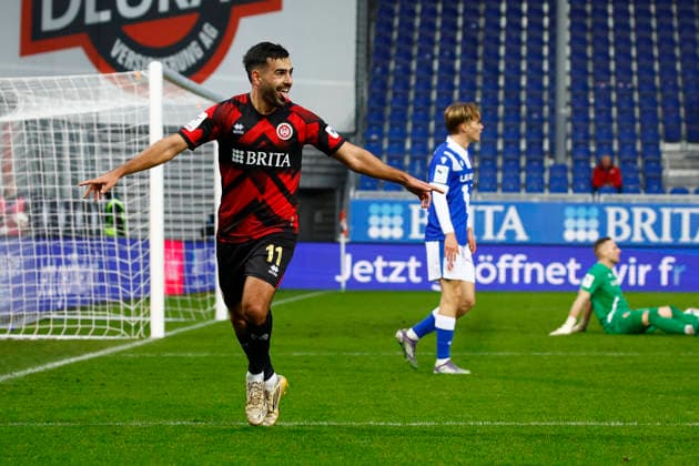 14.12.2025, xavx, Fussball 3.Liga, SV Wehen Wiesbaden - Energie Cottbus v.l. Tarik Gözüsirin (SV Wehen Wiesbaden) celebrate the goal, Der Torjubel zum 3:1 (DFL DFB REGULATIONS PROHIBIT ANY USE OF PHOTOGRAPHS as IMAGE SEQUENCES and or QUASI-VIDEO) Wiesbaden *** 14 12 2025, xavx, Fussball 3 Liga, SV Wehen Wiesbaden Energie Cottbus v l Tarik Gözüsirin SV Wehen Wiesbaden celebrate the goal, Der Torjubel zum 3 1 DFL DFB REGULATIONS PROHIBIT ANY USE OF PHOTOGRAPHS as IMAGE SEQUENCES and or QUASI VIDEO Wiesbaden