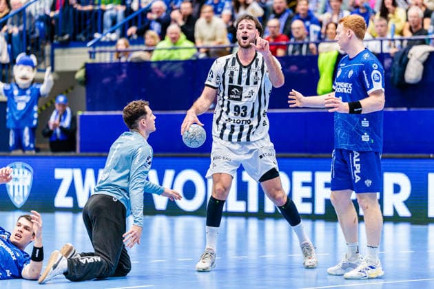 v.l. Constantin Moestl (TBV Lemgo Lippe, 01), Veron Nacinovic (THW Kiel, 93), Nicolai Theilinger (TBV Lemgo Lippe, 03) GER, TBV Lemgo Lippe vs. THW Kiel, Handball, 1. Bundesliga, 17. Spieltag, Spielzeit 2025 2026, 14.12.2025 GER, TBV Lemgo Lippe vs. THW Kiel, Handball, 1. Bundesliga, 17. Spieltag, Spielzeit 2025 2026, 14.12.2025 Lemgo Copyright: xEibner-Pressefoto JanxRollingerx EP_JSK