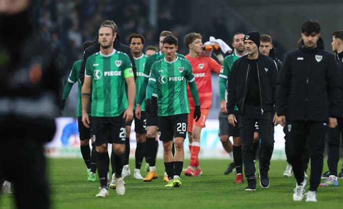14.12.2025, Fussball 2. Bundesliga, SV Darmstadt 98 - SC Preußen Münster, emonline, emspor, despor, v.l., Jorrit Hendrix (SC Preußen Münster), Marco Meyerhöfer (SC Preußen Münster), Trainer Alexander Ende (SC Preußen Münster) enttaeuscht, enttaeuscht schauend, dissapointed, traurig, frustiert, frust, gefrustet, frustrated DFL DFB REGULATIONS PROHIBIT ANY USE OF PHOTOGRAPHS AS IMAGE SEQUENCES AND OR QUASI-VIDEO. xdcx