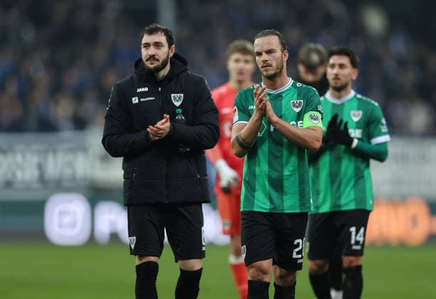 14.12.2025, Fussball 2. Bundesliga, SV Darmstadt 98 - SC Preußen Münster, emonline, emspor, despor, v.l., Marcel Benger (SC Preußen Münster), Jorrit Hendrix (SC Preußen Münster) enttaeuscht, enttaeuscht schauend, dissapointed, traurig, frustiert, frust, gefrustet, frustrated DFL DFB REGULATIONS PROHIBIT ANY USE OF PHOTOGRAPHS AS IMAGE SEQUENCES AND OR QUASI-VIDEO. xdcx