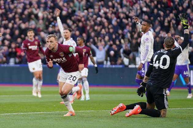 West Ham United v Aston Villa, Premier League Jarrod Bowen of West Ham United celebrating his goal to make it 2-1 during the West Ham United v Aston Villa Premier League match at the London Stadium, London, England on 14 December 2025 Credit: Dylan Hepworth Every Second Media Editorial use only. All images are copyright Every Second Media Limited. No images may be reproduced without prior permission. All rights reserved. Premier League and Football League images are subject to licensing agreements with Football DataCo Limited. see https: www.football-dataco.com Copyright: xIMAGO EveryxSecondxMediax ESM-1707-0037 DylanxHepworthx xEveryxSecondxMediax