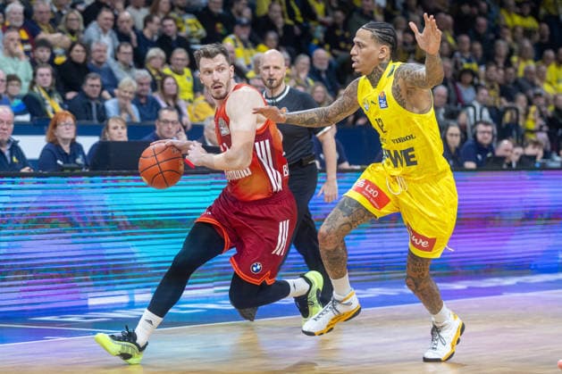 Oldenburg, Niedersachsen, DEU, 14.12.2025, David McCormack (links, FC Bayern München Basketball) und Michale Kyser (rechts, EWE Baskets Oldenburg). EWE Baskets Oldenburg vs. FC Bayern München Basketball. 1. Basketball-Bundesliga Saison 2025 2026, 10. Spieltag, Grosse EWE Arena. EWE Baskets Oldenburg vs. FC Bayern München Basketball