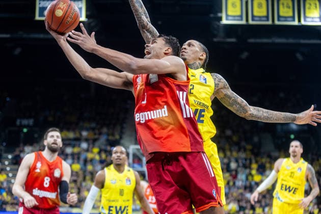 Oldenburg, Niedersachsen, DEU, 14.12.2025, Oscar da Silva (links, FC Bayern München Basketball) und Michale Kyser (rechts, EWE Baskets Oldenburg). EWE Baskets Oldenburg vs. FC Bayern München Basketball. 1. Basketball-Bundesliga Saison 2025 2026, 10. Spieltag, Grosse EWE Arena. EWE Baskets Oldenburg vs. FC Bayern München Basketball