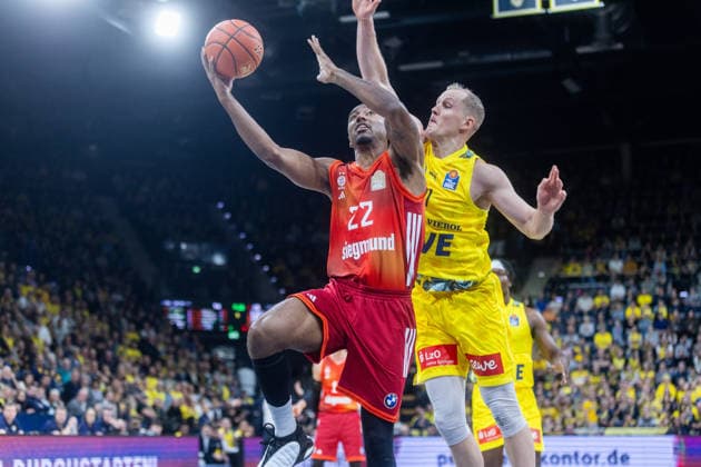Oldenburg, Niedersachsen, DEU, 14.12.2025, Isiaha Mike (links, FC Bayern München Basketball) und Seth Hinrichs (rechts, EWE Baskets Oldenburg). EWE Baskets Oldenburg vs. FC Bayern München Basketball. 1. Basketball-Bundesliga Saison 2025 2026, 10. Spieltag, Grosse EWE Arena. EWE Baskets Oldenburg vs. FC Bayern München Basketball