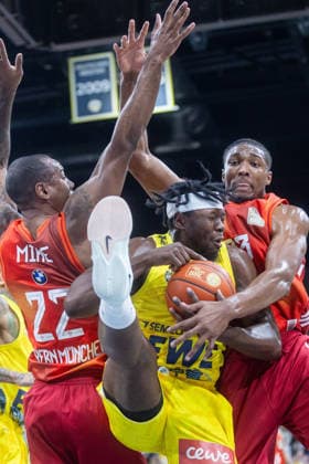 Oldenburg, Niedersachsen, DEU, 14.12.2025, Brian Fobbs (Mitte, EWE Baskets Oldenburg), Isiaha Mike (links, FC Bayern München Basketball) und David McCormack (rechts, FC Bayern München Basketball). EWE Baskets Oldenburg vs. FC Bayern München Basketball. 1. Basketball-Bundesliga Saison 2025 2026, 10. Spieltag, Grosse EWE Arena. EWE Baskets Oldenburg vs. FC Bayern München Basketball