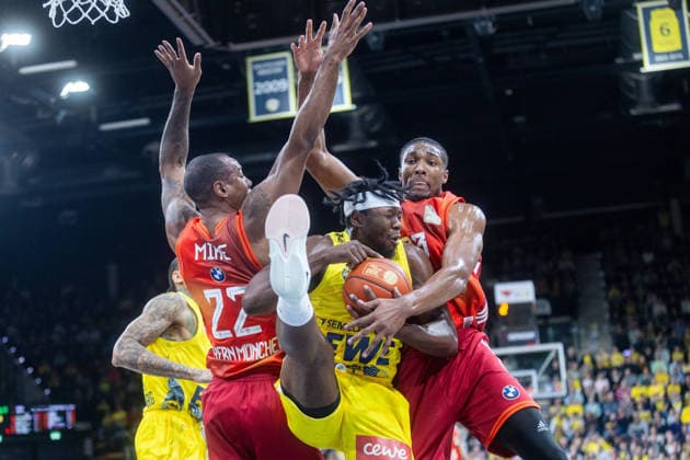 Oldenburg, Niedersachsen, DEU, 14.12.2025, Brian Fobbs (Mitte, EWE Baskets Oldenburg), Isiaha Mike (links, FC Bayern München Basketball) und David McCormack (rechts, FC Bayern München Basketball). EWE Baskets Oldenburg vs. FC Bayern München Basketball. 1. Basketball-Bundesliga Saison 2025 2026, 10. Spieltag, Grosse EWE Arena. EWE Baskets Oldenburg vs. FC Bayern München Basketball *** Oldenburg, Lower Saxony, DEU, 14 12 2025, Brian Fobbs center, EWE Baskets Oldenburg , Isiaha Mike left, FC Bayern Munich Basketball and David McCormack right, FC Bayern Munich Basketball EWE Baskets Oldenburg vs FC Bayern Munich Basketball 1 Basketball Bundesliga Season 2025 2026, 10 Matchday, Big EWE Arena EWE Baskets Oldenburg vs FC Bayern Munich Basketball www.andreas-burmann.de