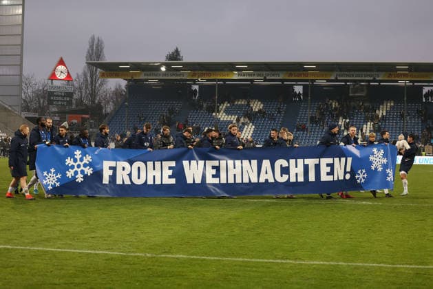 2025.12.14 xjfx 2.Bundesliga SV Darmstadt 98 - SC Preussen Muenster v.l., die Mannschaft von SV Darmstadt 98 bedankt sich bei den Fans, bedanken, Dank. Mannschaft nach dem Spiel, after the match bedankt sich bei den Fans, applauds the fans, wünscht Frohe Weihnachten (DFL DFB REGULATIONS PROHIBIT ANY USE OF PHOTOGRAPHS as IMAGE SEQUENCES and or QUASI-VIDEO)