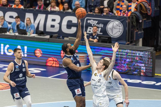 GER, easy-Credit Basketball-Bundesliga, Syntainics MBC - Basketball Löwen Braunschweig. 14.12.2025, Stadthalle, Weißenfels, GER, easy-Credit Basketball-Bundesliga, Syntainics MBC - Basketball Löwen Braunschweig. m13 , Benjamin Schröder (Basketball Löwen Braunschweig, 2) Â Foto Alexander Trienitz Weißenfels Stadthalle Sachsen-Anhalt Deutschland