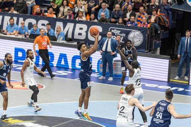 GER, easy-Credit Basketball-Bundesliga, Syntainics MBC - Basketball Löwen Braunschweig. 14.12.2025, Stadthalle, Weißenfels, GER, easy-Credit Basketball-Bundesliga, Syntainics MBC - Basketball Löwen Braunschweig. Marcus Foster (Syntainics MBC, 5), Barra Njie (Basketball Löwen Braunschweig, 13) Â Foto Alexander Trienitz Weißenfels Stadthalle Sachsen-Anhalt Deutschland