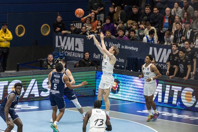 GER, easy-Credit Basketball-Bundesliga, Syntainics MBC - Basketball Löwen Braunschweig. 14.12.2025, Stadthalle, Weißenfels, GER, easy-Credit Basketball-Bundesliga, Syntainics MBC - Basketball Löwen Braunschweig. Benjamin Schröder (Basketball Löwen Braunschweig, 2) Â Foto Alexander Trienitz Weißenfels Stadthalle Sachsen-Anhalt Deutschland