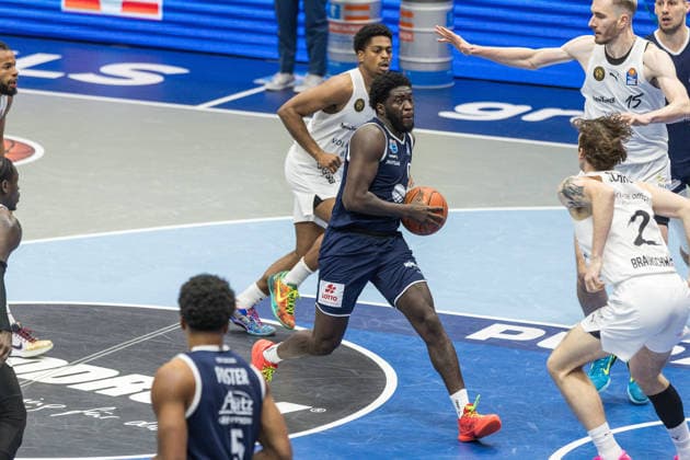 GER, easy-Credit Basketball-Bundesliga, Syntainics MBC - Basketball Löwen Braunschweig. 14.12.2025, Stadthalle, Weißenfels, GER, easy-Credit Basketball-Bundesliga, Syntainics MBC - Basketball Löwen Braunschweig. Khyri Thomas (Syntainics MBC, 0) Â Foto Alexander Trienitz Weißenfels Stadthalle Sachsen-Anhalt Deutschland