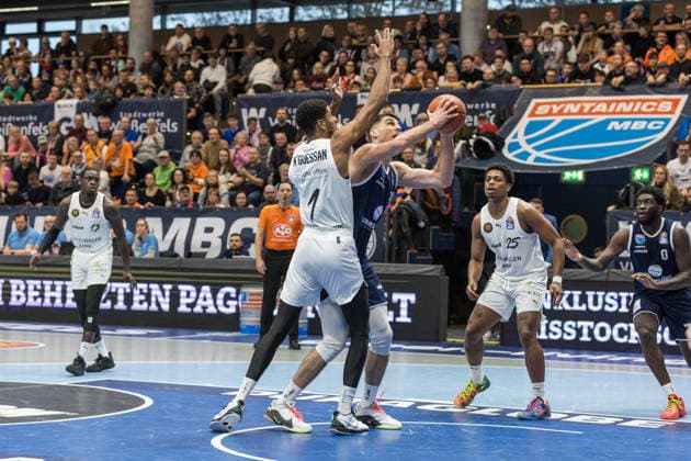 GER, easy-Credit Basketball-Bundesliga, Syntainics MBC - Basketball Löwen Braunschweig. 14.12.2025, Stadthalle, Weißenfels, GER, easy-Credit Basketball-Bundesliga, Syntainics MBC - Basketball Löwen Braunschweig. Jure Planinic (Syntainics MBC, 44), David NGuessan (Basketball Löwen Braunschweig, 1) Â Foto Alexander Trienitz Weißenfels Stadthalle Sachsen-Anhalt Deutschland