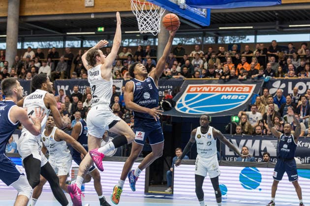 GER, easy-Credit Basketball-Bundesliga, Syntainics MBC - Basketball Löwen Braunschweig. 14.12.2025, Stadthalle, Weißenfels, GER, easy-Credit Basketball-Bundesliga, Syntainics MBC - Basketball Löwen Braunschweig. Marcus Foster (Syntainics MBC, 5), Benjamin Schröder (Basketball Löwen Braunschweig, 2) Â Foto Alexander Trienitz Weißenfels Stadthalle Sachsen-Anhalt Deutschland
