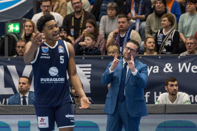 GER, easy-Credit Basketball-Bundesliga, Syntainics MBC - Basketball Löwen Braunschweig. 14.12.2025, Stadthalle, Weißenfels, GER, easy-Credit Basketball-Bundesliga, Syntainics MBC - Basketball Löwen Braunschweig. Marco Ramondino (Head Coach), Syntainics MBC Â Foto Alexander Trienitz Weißenfels Stadthalle Sachsen-Anhalt Deutschland