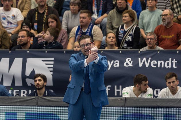 GER, easy-Credit Basketball-Bundesliga, Syntainics MBC - Basketball Löwen Braunschweig. 14.12.2025, Stadthalle, Weißenfels, GER, easy-Credit Basketball-Bundesliga, Syntainics MBC - Basketball Löwen Braunschweig. Marco Ramondino (Head Coach), Syntainics MBC Â Foto Alexander Trienitz Weißenfels Stadthalle Sachsen-Anhalt Deutschland