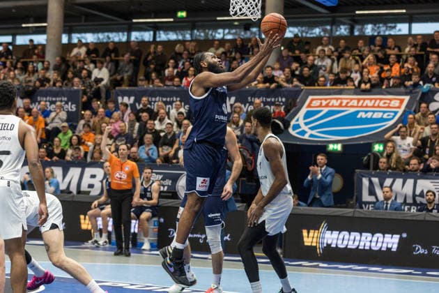 GER, easy-Credit Basketball-Bundesliga, Syntainics MBC - Basketball Löwen Braunschweig. 14.12.2025, Stadthalle, Weißenfels, GER, easy-Credit Basketball-Bundesliga, Syntainics MBC - Basketball Löwen Braunschweig. RJ Gunn (Syntainics MBC, 21) Â Foto Alexander Trienitz Weißenfels Stadthalle Sachsen-Anhalt Deutschland