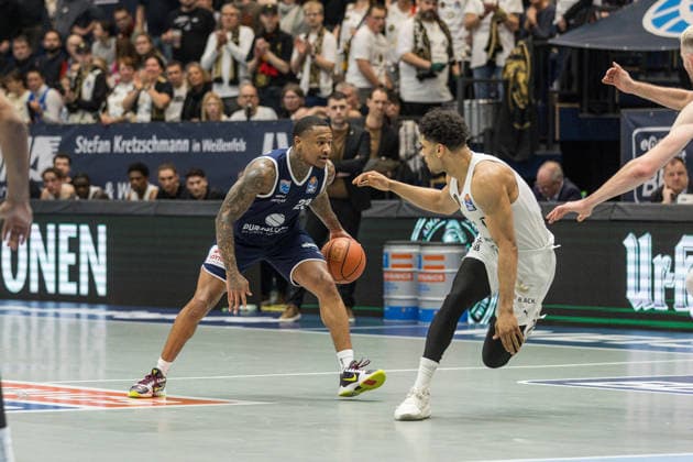 GER, easy-Credit Basketball-Bundesliga, Syntainics MBC - Basketball Löwen Braunschweig. 14.12.2025, Stadthalle, Weißenfels, GER, easy-Credit Basketball-Bundesliga, Syntainics MBC - Basketball Löwen Braunschweig. Charles Callison (Syntainics MBC, 23), Adrian Worthy (Basketball Löwen Braunschweig, 0) Â Foto Alexander Trienitz Weißenfels Stadthalle Sachsen-Anhalt Deutschland