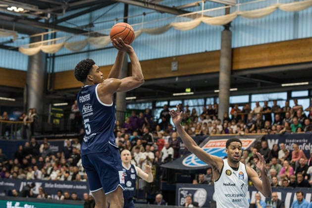 GER, easy-Credit Basketball-Bundesliga, Syntainics MBC - Basketball Löwen Braunschweig. 14.12.2025, Stadthalle, Weißenfels, GER, easy-Credit Basketball-Bundesliga, Syntainics MBC - Basketball Löwen Braunschweig. Marcus Foster (Syntainics MBC, 5) Â Foto Alexander Trienitz Weißenfels Stadthalle Sachsen-Anhalt Deutschland