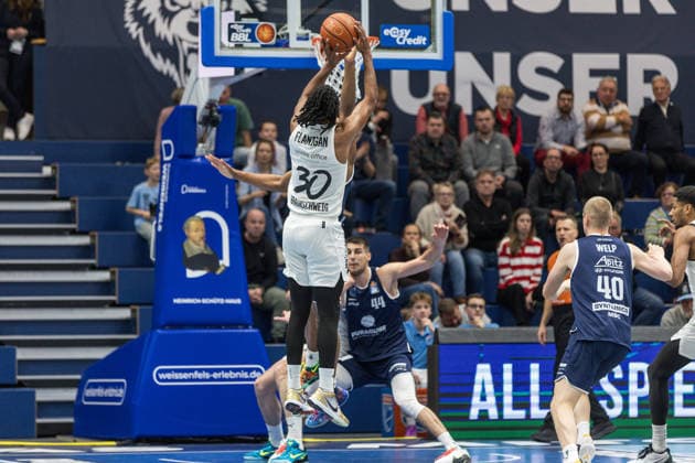 GER, easy-Credit Basketball-Bundesliga, Syntainics MBC - Basketball Löwen Braunschweig. 14.12.2025, Stadthalle, Weißenfels, GER, easy-Credit Basketball-Bundesliga, Syntainics MBC - Basketball Löwen Braunschweig. Chip Flanigan (Basketball Löwen Braunschweig, 30) Â Foto Alexander Trienitz Weißenfels Stadthalle Sachsen-Anhalt Deutschland