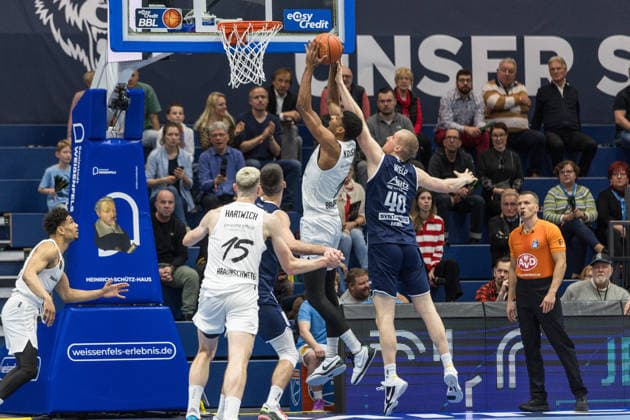 GER, easy-Credit Basketball-Bundesliga, Syntainics MBC - Basketball Löwen Braunschweig. 14.12.2025, Stadthalle, Weißenfels, GER, easy-Credit Basketball-Bundesliga, Syntainics MBC - Basketball Löwen Braunschweig. David NGuessan (Basketball Löwen Braunschweig, 1), Collin Welp (Syntainics MBC, 40) Â Foto Alexander Trienitz Weißenfels Stadthalle Sachsen-Anhalt Deutschland