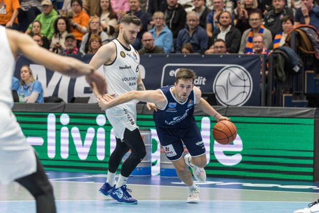 GER, easy-Credit Basketball-Bundesliga, Syntainics MBC - Basketball Löwen Braunschweig. 14.12.2025, Stadthalle, Weißenfels, GER, easy-Credit Basketball-Bundesliga, Syntainics MBC - Basketball Löwen Braunschweig. Spencer Reaves (Syntainics MBC, 31), Ferdinand Zylka (Basketball Löwen Braunschweig, 6) Â Foto Alexander Trienitz Weißenfels Stadthalle Sachsen-Anhalt Deutschland