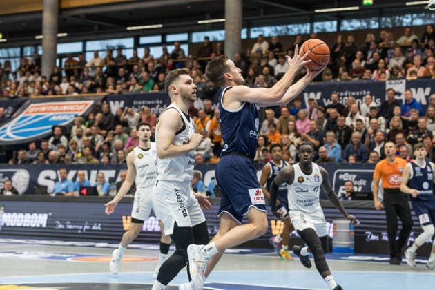 GER, easy-Credit Basketball-Bundesliga, Syntainics MBC - Basketball Löwen Braunschweig. 14.12.2025, Stadthalle, Weißenfels, GER, easy-Credit Basketball-Bundesliga, Syntainics MBC - Basketball Löwen Braunschweig. Spencer Reaves (Syntainics MBC, 31), Ferdinand Zylka (Basketball Löwen Braunschweig, 6) Â Foto Alexander Trienitz Weißenfels Stadthalle Sachsen-Anhalt Deutschland