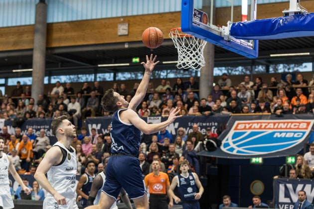 GER, easy-Credit Basketball-Bundesliga, Syntainics MBC - Basketball Löwen Braunschweig. 14.12.2025, Stadthalle, Weißenfels, GER, easy-Credit Basketball-Bundesliga, Syntainics MBC - Basketball Löwen Braunschweig. Spencer Reaves (Syntainics MBC, 31), Ferdinand Zylka (Basketball Löwen Braunschweig, 6) Â Foto Alexander Trienitz Weißenfels Stadthalle Sachsen-Anhalt Deutschland