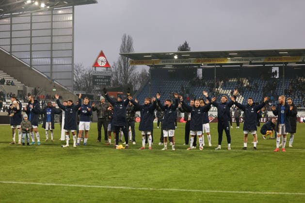 2025.12.14 xjfx 2.Bundesliga SV Darmstadt 98 - SC Preussen Muenster v.l., die Mannschaft von SV Darmstadt 98 bedankt sich bei den Fans, bedanken, Dank. Mannschaft nach dem Spiel, after the match bedankt sich bei den Fans, applauds the fans, (DFL DFB REGULATIONS PROHIBIT ANY USE OF PHOTOGRAPHS as IMAGE SEQUENCES and or QUASI-VIDEO)