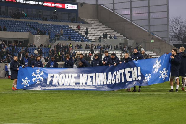 2025.12.14 xjfx 2.Bundesliga SV Darmstadt 98 - SC Preussen Muenster v.l., die Mannschaft von SV Darmstadt 98 bedankt sich bei den Fans, bedanken, Dank. Mannschaft nach dem Spiel, after the match bedankt sich bei den Fans, applauds the fans, wünscht Frohe Weihnachten (DFL DFB REGULATIONS PROHIBIT ANY USE OF PHOTOGRAPHS as IMAGE SEQUENCES and or QUASI-VIDEO)