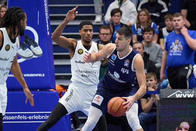 David N Guessan (Braunschweig, 1), Jure Planinic (MBC, 44), Syntainics MBC vs. Basketball Löwen Braunschweig, Basketball, Bundesliga, Maenner, Saison 2025 26, 10. Spieltag, 14.12.2025. Weissenfels Stadthalle Sachsen-Anhalt Deutschland