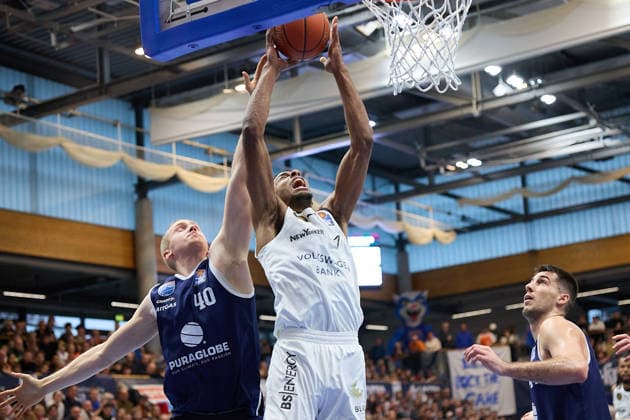 Collin Welp (MBC, 40), David N Guessan (Braunschweig, 1), Syntainics MBC vs. Basketball Löwen Braunschweig, Basketball, Bundesliga, Maenner, Saison 2025 26, 10. Spieltag, 14.12.2025. Weissenfels Stadthalle Sachsen-Anhalt Deutschland