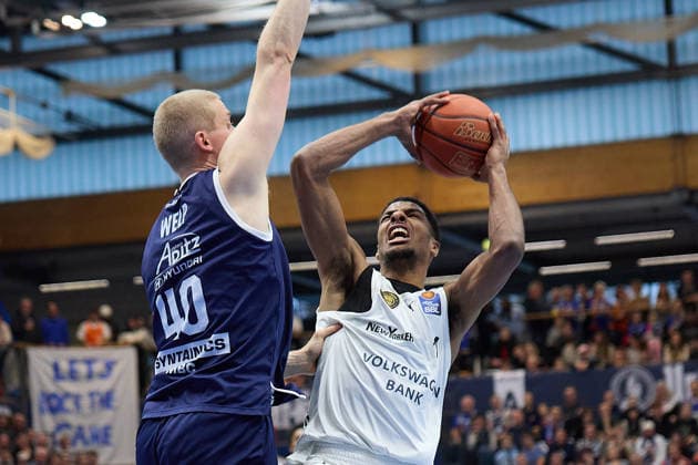 Collin Welp (MBC, 40), David N Guessan (Braunschweig, 1), Syntainics MBC vs. Basketball Löwen Braunschweig, Basketball, Bundesliga, Maenner, Saison 2025 26, 10. Spieltag, 14.12.2025. Weissenfels Stadthalle Sachsen-Anhalt Deutschland