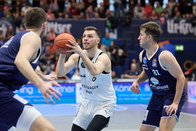 Kresimir Nikic (MBC. 9), Ferdinand Zylka (Braunschweig, 6), Spencer Reaves (MBC, 31), Syntainics MBC vs. Basketball Löwen Braunschweig, Basketball, Bundesliga, Maenner, Saison 2025 26, 10. Spieltag, 14.12.2025. Weissenfels Stadthalle Sachsen-Anhalt Deutschland