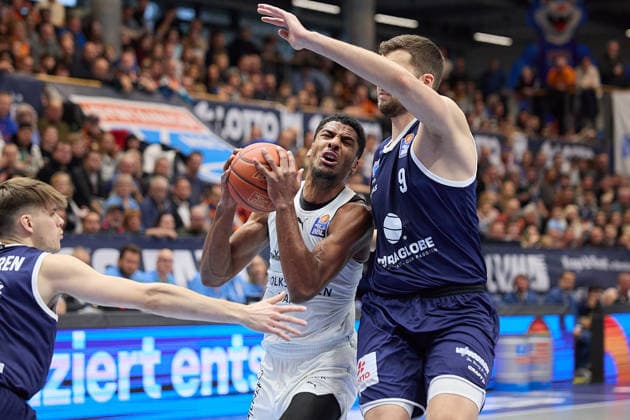 Perttu Blomgren (MBC, 20), David N Guessan (Braunschweig, 1), Kresimir Nikic (MBC. 9), Syntainics MBC vs. Basketball Löwen Braunschweig, Basketball, Bundesliga, Maenner, Saison 2025 26, 10. Spieltag, 14.12.2025. Weissenfels Stadthalle Sachsen-Anhalt Deutschland