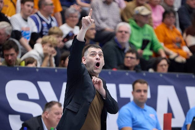 Konstantinos Papazoglou (Braunschweig, Head-Coach), Syntainics MBC vs. Basketball Löwen Braunschweig, Basketball, Bundesliga, Maenner, Saison 2025 26, 10. Spieltag, 14.12.2025. Weissenfels Stadthalle Sachsen-Anhalt Deutschland