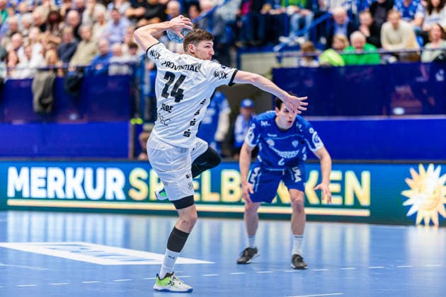Lukas Zerbe (THW Kiel, 24) beim Siebenmeter 7 Meter Wurf GER, TBV Lemgo Lippe vs. THW Kiel, Handball, 1. Bundesliga, 17. Spieltag, Spielzeit 2025 2026, 14.12.2025 GER, TBV Lemgo Lippe vs. THW Kiel, Handball, 1. Bundesliga, 17. Spieltag, Spielzeit 2025 2026, 14.12.2025 Lemgo Copyright: xEibner-Pressefoto JanxRollingerx EP_JSK