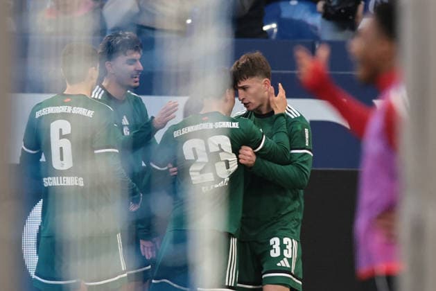 Die Spieler des FC Schalke 04 freuen sich über das Tor zum 1:0 durch Vitalie Becker (FC Schalke 04) beim Spiel der 2. Bundesliga (Saison 2025 26) FC Schalke 04 - 1. FC Nürnberg Copyright: Thomas Pakusch